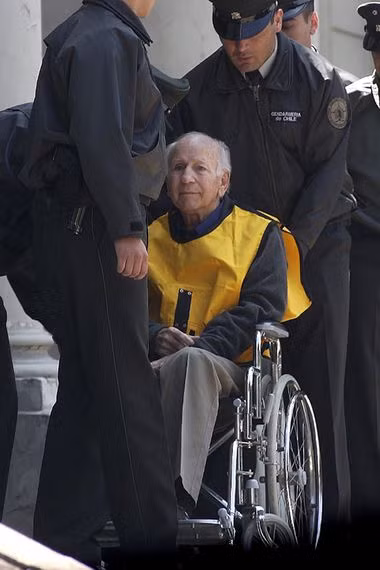 Ban đầu, đội ngũ phụ trách điều hành thị trấn Colonia Dignidad là khoảng 300 người đến từ Đức. Những người này thuộc một giáo hội do Paul Schafer thành lập tại Siegburg, Đức.