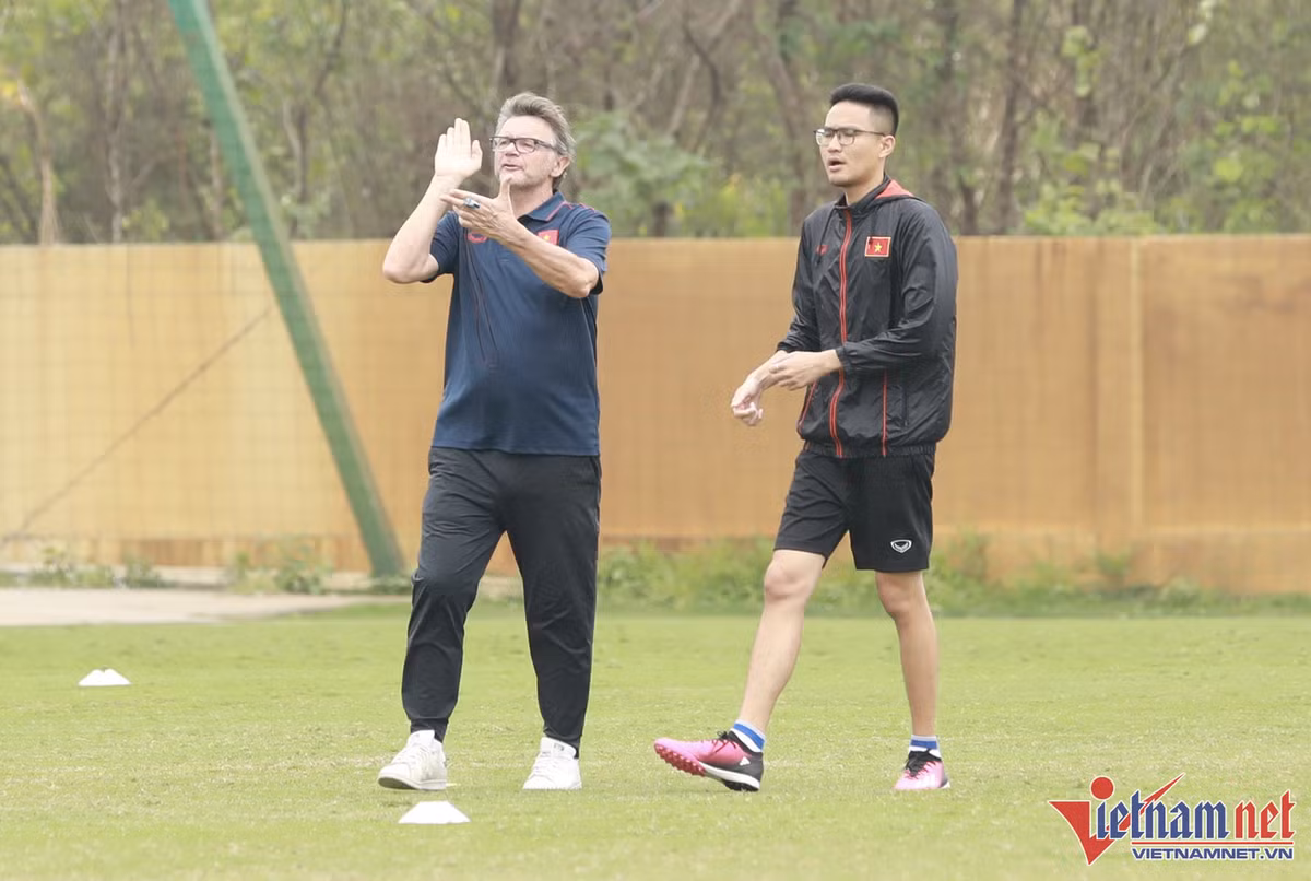 Trở lại buổi tập, sau khi chốt danh sách 23 cầu thủ U23 Việt Nam, HLV Philippe Troussier đưa ra những bài tập chuyên sâu hơn với học trò.