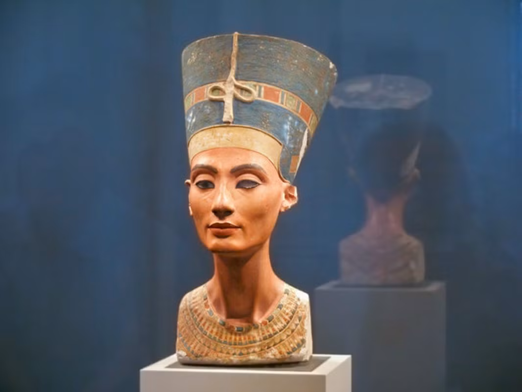 Giống Thung lũng các vị vua, Thung lũng nữ hoàng (còn gọi là Biban el-Harim) nằm ở Luxor. Nơi đây được sử dụng làm nghĩa trang của nhà vua Ai Cập cũng như vợ con của một số pharaoh.