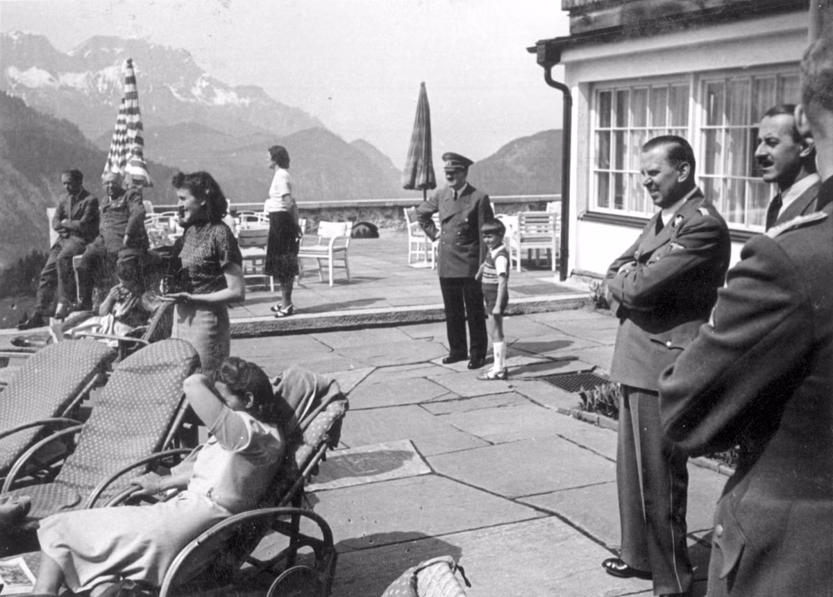 Trước khi dấn thân vào con đường chính trị, Hitler từng có tham vọng trở thành họa sĩ. Theo đó, y từng 2 lần xin vào học tại Học viện Mỹ thuật Vienna nhưng đều thất bại.