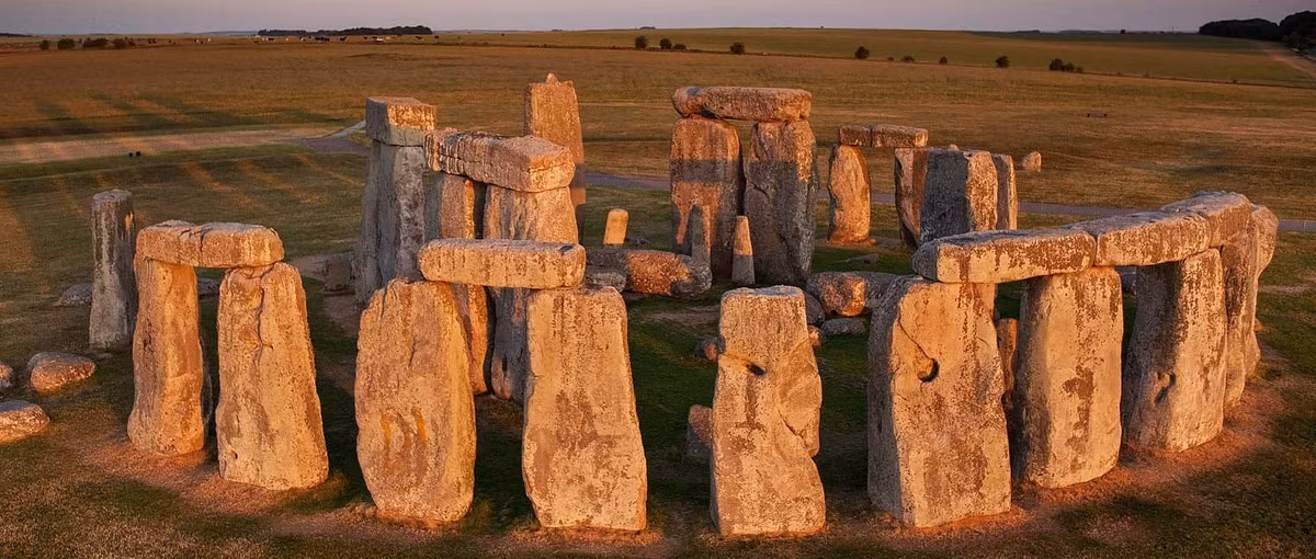 Bãi đá cổ Stonehenge là một địa điểm du lịch nổi tiếng nước Anh. Địa điểm này cũng gắn liền với nhiều bí ẩn khó giải mà giới khoa học đang "vắt óc" đi tìm lời giải. Trong số này, nổi tiếng là việc 5 du khách biến mất bí ẩn ở bãi đá cổ Stonehenge.