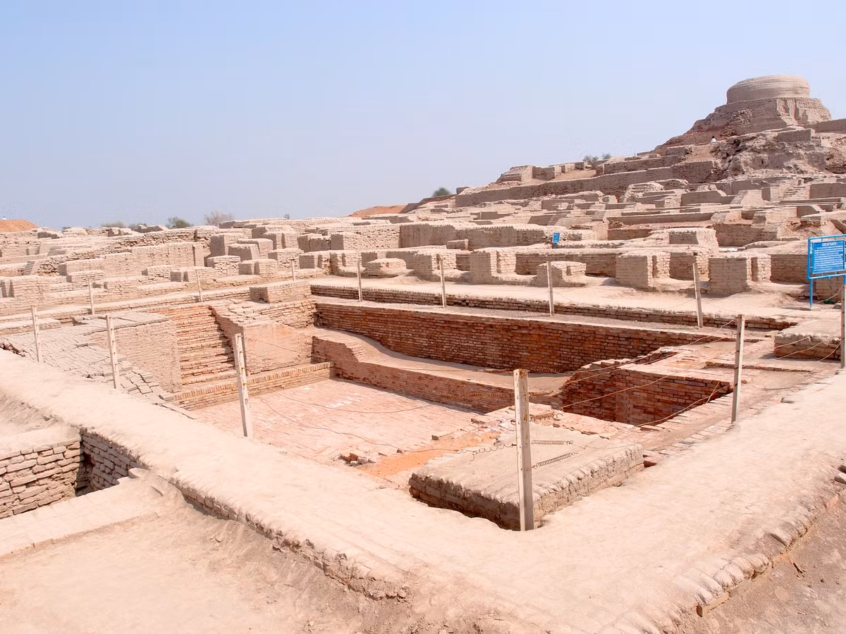 Một số giả thuyết được đưa ra để lý giải nguyên nhân dẫn tới sự sụp đổ và biến mất của nền văn minh Harappa như xảy ra xung đột, chiến tranh với nền văn hóa khác, ảnh hưởng của biến đổi khí hậu, dịch bệnh... Dù vậy, những giả thuyết này chưa được kiểm chứng.