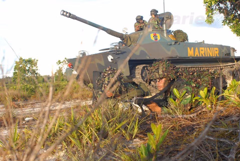 Ước tính, lính thủy đánh bộ Indonesia hiện có trong biên chế 70 chiếc PT-76B cùng phiên bản, tính năng tương tự mẫu Liên Xô cung cấp cho Việt Nam.