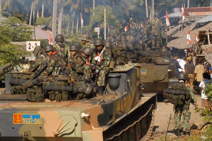 Lính thủy đánh bộ Indonesia còn có một số xe bọc thép chở quân BTR-80 – hiện đại hơn BTR-60PB, nhưng lại được chuyển giao cho quân gìn giữ hòa binh của Liên Hiệp quốc sử dụng.