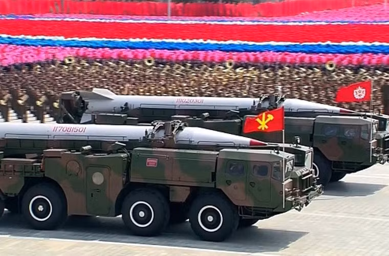 Tờ JoongAng Ilbo dẫn nhiều nguồn tin quân sự Hàn Quốc cho hay, Triều Tiên có khả năng tấn công các căn cứ hải quân Mỹ ở Yokosuka, Nhật Bản với tên lửa đạn đạo Scud cải tiến. Ảnh: Tên lửa đạn đạo Scud do Triều Tiên sản xuất theo mẫu Liên Xô, có cải tiến trong một cuộc duyệt binh ở Bình Nhưỡng.