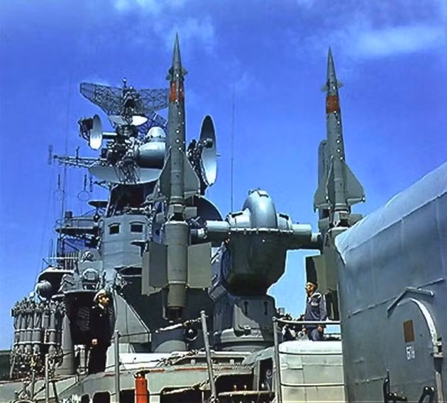 Phiên bản hải quân của tên lửa SA-3 được định danh là M-1 Volna, NATO thì gọi là SA-N-1 - thế hệ tên lửa hải đối không đầu tiên của Liên Xô. M-1 Volna được phát triển từ năm 1956, thử nghiệm và trang bị trong năm 1962. Trong khi phiên bản SA-3 đất đối không đầu tiên trang bị từ năm 1963. Nghĩa là gần như M-1 Volna và S-125 Neva/Pechora phát triển gần như song song. Ảnh: Bệ phóng tổ hợp M-1 Volna trên tàu chiến.