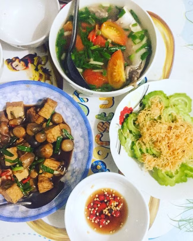 Không chịu thua kém các cô gái, bà mẹ trẻ... các bạn sinh viên cũng tham gia phong trào khoe cơm ngon giá rẻ bằng những bức ảnh "vừa xem qua đã thèm". Với tài chính eo hẹp, các bạn sinh viên luôn biết cách tính toán cẩn thận, nấu nướng khéo léo, sáng tạo để bữa cơm của mình vừa no bụng, vừa đầy đủ các món cơ bản. Trong ảnh là mâm cơm sinh viên cho 2 người có giá chỉ 50 nghìn đồng nhưng lại đầy màu sắc hấp dẫn.