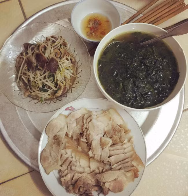 Quả thật, cũng với những món ăn đơn giản như thế này nhưng vào tay người khéo léo chúng vẫn có thể "hết bay" vì ngon miệng, nhưng với những người vụng về, lười nấu nướng hoặc chỉ quen với những thức đồ ăn nhanh, món "sang chảnh"... để nấu một bữa cơm ngon, bổ và siêu rẻ như thế này hoàn toàn không phải là điều dễ dàng.
