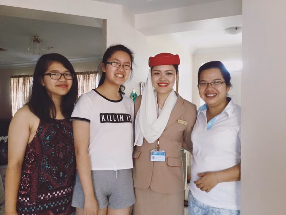 Với những người trẻ bình thường, việc tập huấn, thi tuyển để trở thành một tiếp viên hàng không trong nước đã là một thử thách đầy khó khăn, nên quá trình đến với hãng hàng không 5 sao Emirates của Phương Nhi cũng tạo ra cảm nhận về những sự vất vả, những áp lực khủng khiếp từ các vòng tuyển chọn. Thế nhưng với sự nỗ lực của bản thân, cộng với sự thông minh, cách nắm bắt các vấn đề cần phải thể hiện được trong các vòng tuyển chọn với hãng bay, Phương Nhi đã vượt qua được thử thách khó khăn này.