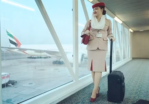 Đối với số đông các bạn trẻ ở Việt Nam, để trở thành một tiếp viên hàng không đã là một điều rất khó nên việc được làm trong một hãng hàng không đạt đẳng cấp thế giới lại càng là điều chỉ xuất hiện trong các... giấc mơ. Thế nên những chia sẻ mới đây về công việc của Vũ Nguyễn Phương Nhi - nữ tiếp viên hàng không Việt Nam đang làm việc tại hãng hàng không Emirates của Các Tiểu vương quốc Ả Rập Thống Nhất (UAE) - hãng hàng không 5 sao nổi tiếng thế giới... đã khiến nhiều bạn trẻ trong nước thầm ngưỡng mộ. Ảnh trong bài: Facebook nhân vật.