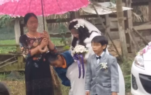 Bài đăng này vừa đăng tải chưa lâu đã làm dấy lên rất nhiều cuộc tranh cãi trên mạng xã hội. Nhiều người không để ý đến dòng mô tả vừa nêu trên mà chỉ nhìn vào ngoại hình của cô dâu, "chú rể" để nhận xét, phê phán về hủ tục tảo hôn vẫn còn tồn tại ở một số địa phương. Số khác lại tin câu câu chuyện chú rể tuy thấp lùn nhưng năm nay đã 30 tuổi thì lại ví von đám cưới vừa rồi ở Hà Tĩnh là đám cưới của cặp đôi Bạch Tuyết và chú lùn. Qua đó thể hiện sự cảm kích trước một tình yêu bất chấp khoảng cách, sự chênh lệch về ngoại hình.