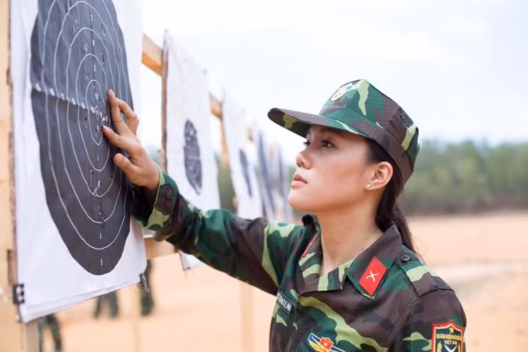 Thể hiện được nhiều tố chất trong chương trình học quân sự ở trường, Giao Linh được tuyển chọn vào đội bắn súng quân sự và được đi tập huấn, nâng cao khả năng chuyên môn. Nhìn cô gái xinh đẹp này ít ai biết cô có võ nghệ đầy mình, từng giành những danh hiệu, giải thưởng như Hạng nhất cá nhân môn bắn súng AK, AR 15 năm 2014; hạng nhất đồng đội 3 môn quân sự phối hợp nữ năm 2014; hạng nhất cá nhân môn bắn nỏ năm 2014...