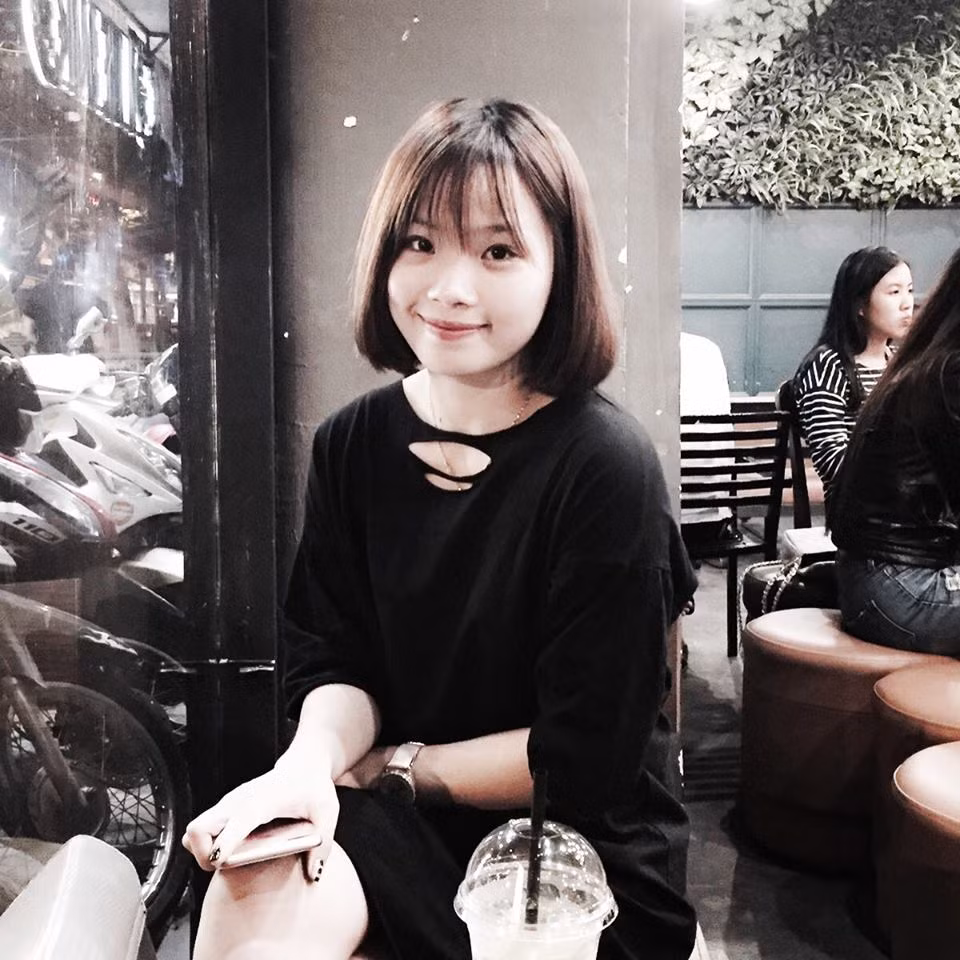 Ở tuổi 19, khi rời sân cầu lông Thùy Linh lại trở về với hình ảnh một cô gái xinh xắn, dễ thương, bẽn lẽn khi gặp người lạ nhưng lại rất chân thành, cởi mở khi tiếp xúc với những người "hợp cạ". Người ta gọi Thùy Linh là hoa khôi cầu lông Việt Nam bởi ngoại hình xinh đẹp, nổi bật kể cả trên sân thi đấu lẫn ngoài đời thường. Cô gái 19 tuổi sở hữu làn da trắng hồng, khuôn mặt xinh xắn, dễ thương và mái tóc ngắn hiện đại.