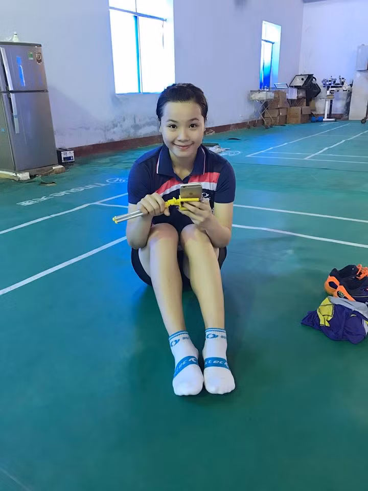 Nỗ lực tập luyện và tiến bộ không ngừng, đến năm 19 tuổi, Nguyễn Thùy Linh trở thành thành viên chính thức của đội tuyển cầu lông Việt Nam. Và chức vô địch nội dung đơn nữ Giải cầu lông quốc tế diễn ra ở Nepal vừa qua có lẽ là thành tích đánh dấu một bước ngoặt quan trọng trong sự nghiệp cầm vợt của cô gái 9X xinh xắn, dễ thương này. Dù được đánh giá cao nhưng bản thân Thùy Linh luôn rất khiêm tốn và có phần ngượng ngùng trước những lời tán dương.
