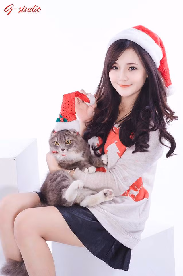 Lựa chọn trang phục mang những màu sắc đặc trưng của Noel như đỏ, trắng, xanh lá cây cùng với khung cảnh ấm áp... là concept quen thuộc mà nhiều cô gái trẻ lựa chọn để đưa vào bộ ảnh Giáng sinh của mình. Ngoài ra, cũng có không ít bạn trẻ, hot girl, hot boy với mong muốn tạo ra những điều mới mẻ, ấn tượng hơn nên đã quyết định chụp ảnh Noel với những trang phục táo bạo như, hoặc hóa trang thành một số nhân vật hoạt hình nổi tiếng. Ảnh: G-Studio
