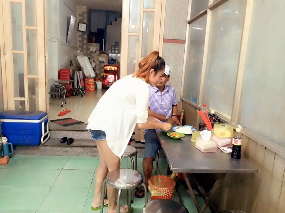 Trước vô số lời chỉ trích, bàn ra tán vào về đoạn clip ghi được ở quán cơm, thánh bốc phét Thảo Đô-la hiện vẫn chưa có bất kỳ phản ứng hay phát ngôn nào đáp trả lại dư luận. Trên trang cá nhân của Trần Thị Hồng Thảo hiện tại vẫn chỉ toàn những dòng status khó nghe, nơi cô nàng tai tiếng này tiếp tục ba hoa về gia thế, sự giàu có và đẳng cấp hơn người của mình. Dù có bị hàng trăm, hàng ngàn người chửi bới nhưng dường như Thảo Đô-la vẫn phớt lờ tất cả, chỉ tập trung vào "công việc" của mình.