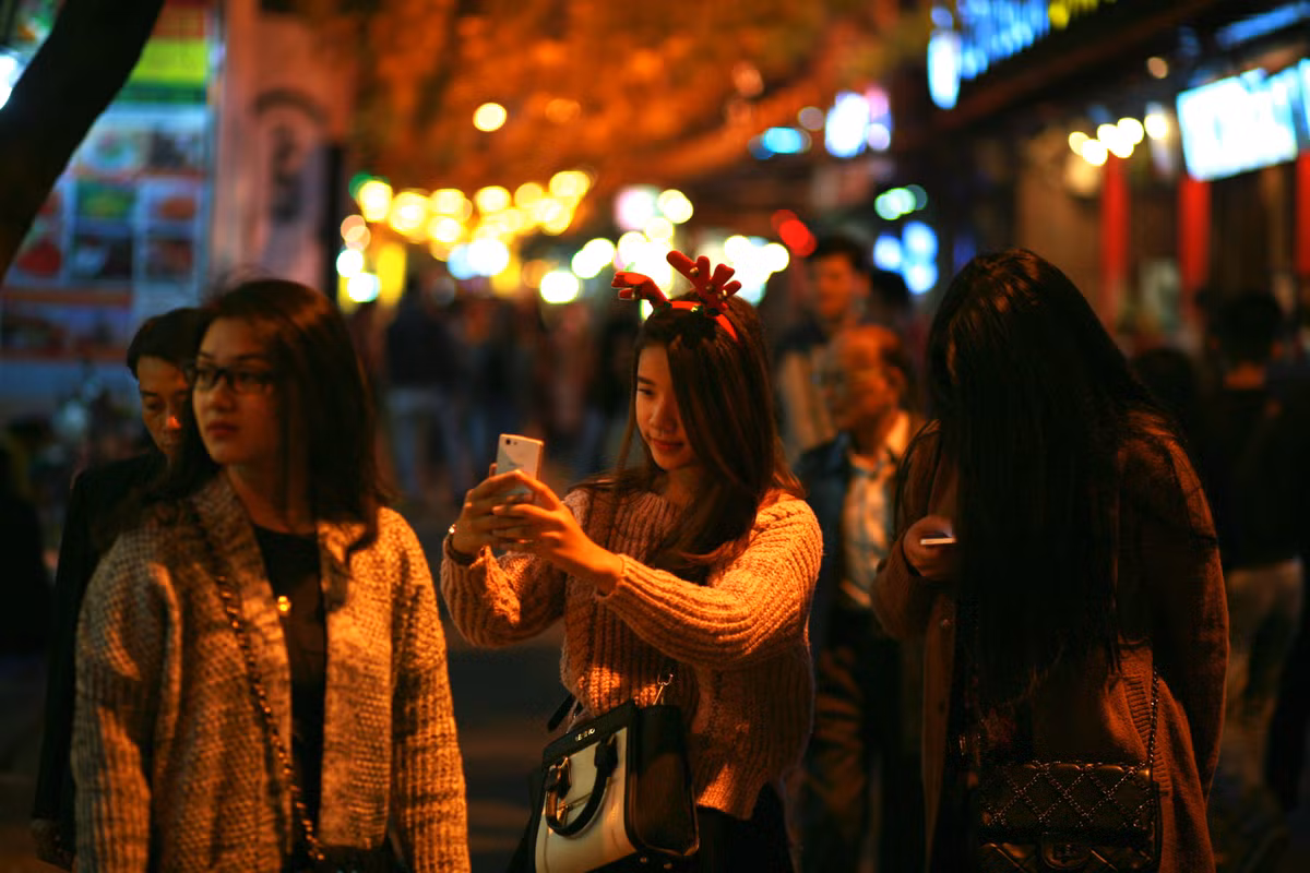 Trở lại với các bạn trẻ, người dân Việt Nam và Hà Nội nói riêng... đêm Noel là thời điểm nhiều trai xinh, gái đẹp ăn mặc xúng xính, xinh tươi cùng đổ ra phố để đi chơi với bạn bè, chụp ảnh và tham gia vào các hoạt động vui chơi, giải trí. Khắp các nẻo đường Thủ đô trong tối 24/12 đều có nhiều hình ảnh các cô gái trẻ ăn mặc đẹp, đeo bờm tuần lộc đứng chụp ảnh, vui vẻ bên người thân, người yêu, bạn bè...