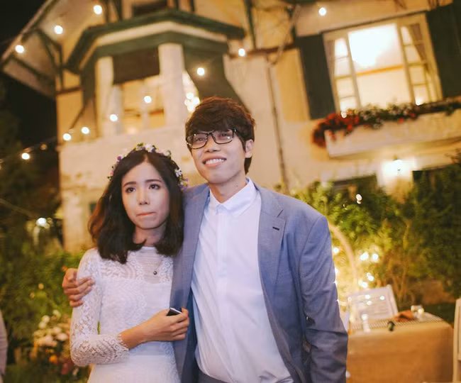 Với đa số các bạn trẻ thuộc thế hệ 9X ngày nay, khi quyết định kết hôn, lập gia đình hầu như ai cũng mong đều mong muốn sẽ có một lễ đính hôn, tiệc cưới đẹp mắt, lãng mạn để thể hiện được phong cách của mình cũng như dành tặng nhiều điều bất ngờ cho người bạn đời. Mới đây, một lễ đính hôn đẹp như cổ tích của cặp đôi 9X đến từ Tây Ninh và Huế đã khiến đông đảo cư dân mạng, các bạn trẻ trên khắp cả nước phải trầm trồ ngưỡng mộ, thầm ghen tị. Ảnh trong bài: Nguyen Thanh Luan.