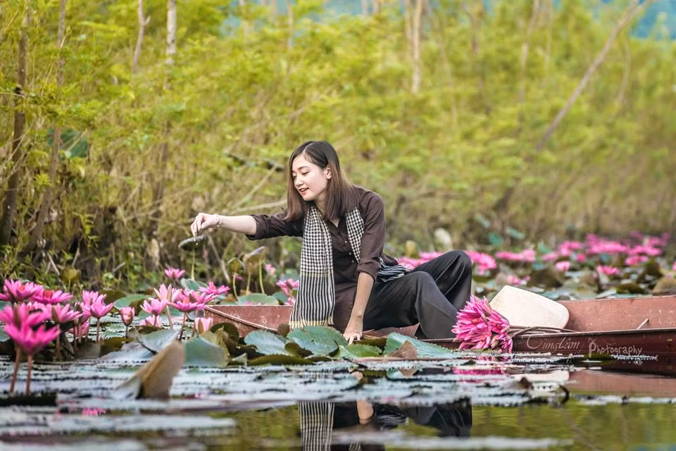 Huyền Trang chia sẻ: "Học chèo thuyền rất khó. Kỷ niệm đáng nhớ nhất của em là trong lần đầu đi chở khách trong mùa hội chùa Hương. Lượng thuyền hôm đó rất đông, trong khi em mới tập, lái chưa được tốt nên bị thuyền khác đụng phải gãy luôn mái chèo. Không biết phải xử lý thế nào, em đành nhờ khách dùng tay chèo đỡ thuyền vào bờ rồi chờ người nhà đến đón". "Lái đò mùa hội mới đầu không lái quen thì thấy khó, toàn bị các thuyền khác chen lấn, đẩy thuyền mình về sau. Sau này khi dần lái tốt rồi thì em thấy công việc này khá thú vị". Ảnh: Tùng Lâm.