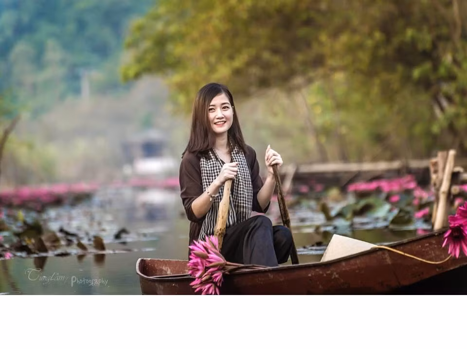 Xem bức ảnh này, chắc chắn nhiều bạn trẻ sẽ ngầm đoán nữ nhân vật chính là một người mẫu đang hóa thân thành cô lái đò để thực hiện những bức ảnh nghệ thuật... Nhưng sự thật đây lại là một cô lái đò "thứ thiệt", với dung mạo xinh xắn được thể hiện qua tay nghề của các phó nháy đã bất ngờ trở thành nhân vật được đông đảo dân mạng, các bạn trẻ Việt chú ý đến trong những ngày cuối cùng của năm 2016. Ảnh: Tùng Lâm.