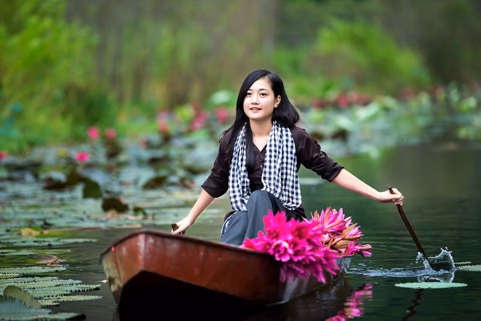 Nhân vật đặc biệt được nhắc đến trong bài viết này là Bùi Huyền Trang, sinh năm 1995, hiện đang sinh sống tại Mỹ Đức, Hà Nội. Với dung mạo xinh xắn và cách diễn đạt rất tốt trong những bức ảnh chụp trên thuyền, Huyền Trang khiến nhiều người lầm tưởng cô là một người mẫu ảnh, nhưng thực chất Huyền Trang đã có kinh nghiệm lái đò ở suối Yến, chùa Hương từ năm 15 tuổi. Ảnh: Dũng Trương.