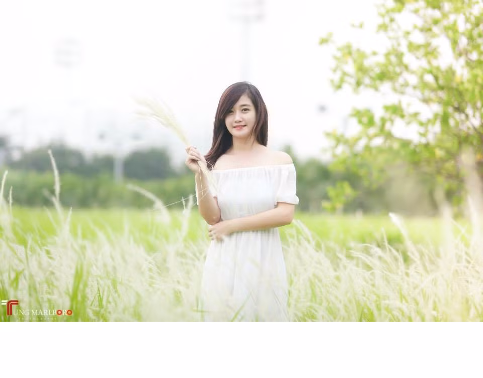 Được biết hiện tại ngoài lái đò chở khách ở suối Yến, chùa Hương và đi làm người mẫu ảnh, hợp tác với các phó nháy... Huyền Trang còn làm thêm công việc kinh doanh thời trang, bán hàng online để kiếm thêm thu nhập. Đã tốt nghiệp cấp 3 trường THPT Mỹ Đức C nhưng do hoàn cảnh riêng và nhiều lý do cá nhân nên Huyền Trang đến nay vẫn chưa đi học tiếp. Ảnh: Tùng Marlboro.