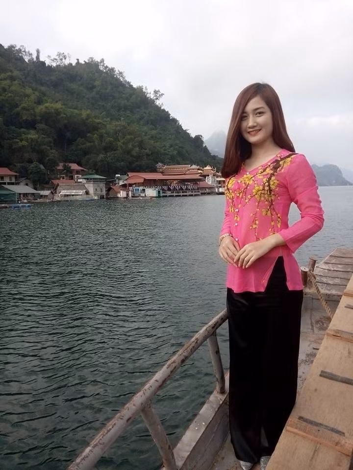 Cô lái đò xinh đẹp Huyền Trang từng ôm mộng trở thành một giáo viên và trong quá khứ cũng từng theo học hệ cao đẳng của trường Đại học Sư phạm nhưng do một vài lý do từ gia đình cô đã không thể theo đuổi được việc học tập này. Rất mong muốn có được một ngành nghề chuyên nghiệp nên Huyền Trang chia sẻ rằng thời gian tới cô rất hy vọng mình có thể thi đỗ và học ở một trường đại học, cao đẳng hoặc một nghề nào đó.