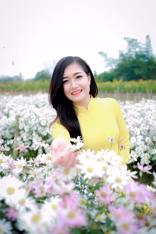 Được nhiều dân mạng, thành viên trên các fanpage về nhiếp ảnh nhận xét tốt, khen ngợi là "cô lái đò xinh nhất Việt Nam" nhưng Huyền Trang lại rất khiêm tốn và còn tỏ ra ngại ngùng. "Cô lái đò xinh nhất Việt Nam thì em không dám nhận đâu. Em cũng thắc mắc mọi người sao không ai bảo em là cô lái đó đóng giả người mẫu ảnh mà chỉ nghĩ ngược lại thôi nhỉ? Nhưng dù sao em cũng thấy rất vui!", Huyền Trang chia sẻ dí dỏm về cảm nhận của bản thân mình trước những lời khen. Ảnh: Tùng Trần. 