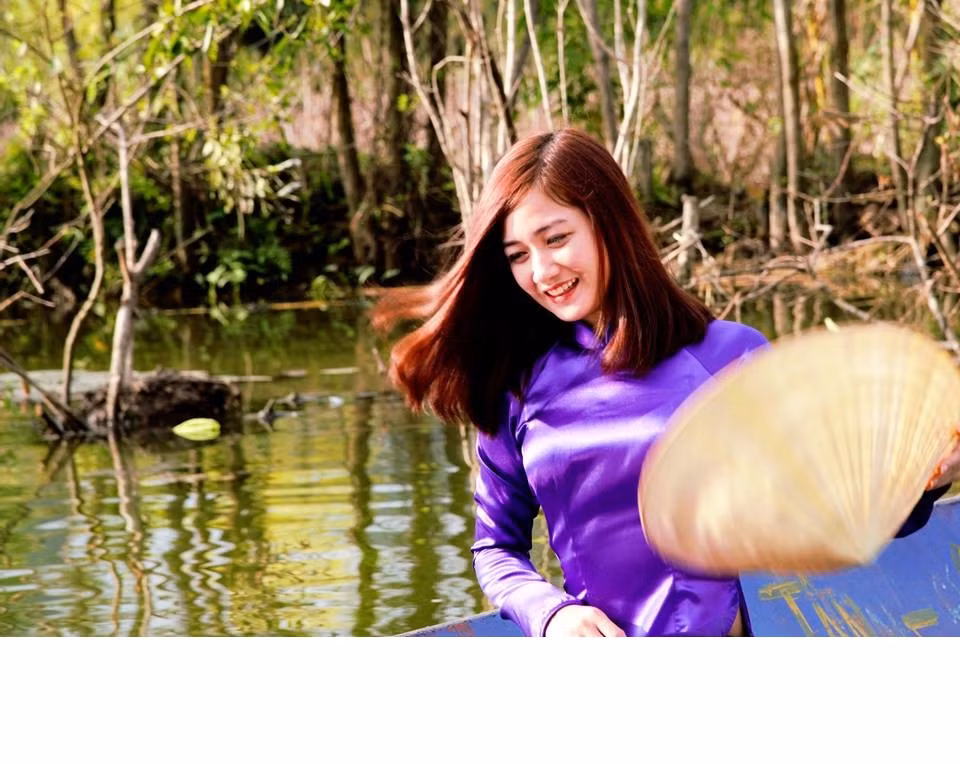 Do sinh sống ở khu vực gần chùa Hương nên từ nhỏ Huyền Trang đã được làm quen với công việc lái đò chở khách vào những mùa lễ Tết. Sau này khi phong trào chụp ảnh phát triển, phổ biến hơn, hàng ngày Huyền Trang lái đò đưa các du khách, phó nháy đi tham quan, chụp ảnh ở suối Yến. Xoay quanh công việc của mình, Huyền Trang có rất nhiều kỷ niệm đáng nhớ, đặc biệt là trong những ngày đầu tập chèo thuyền, chập chững bước vào nghề chở khách ở suối Yến.