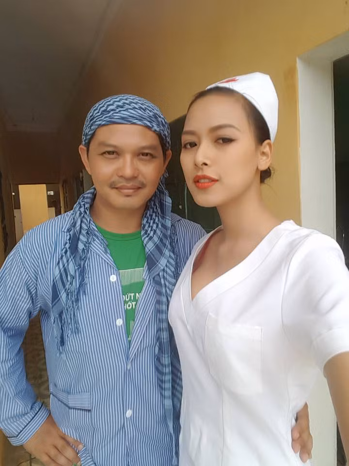 Sau bức ảnh vừa nêu trên, bức ảnh chụp một nữ y tá xinh đẹp khác đứng bên NSND Trung Hiếu mặc trang phục của bệnh nhân nằm viện đã phần nào giúp dân mạng biết được sự thật đằng sau hình ảnh hai "nữ y tá" gợi cảm đang gây xôn xao Facebook những ngày qua. Do đây là thời điểm giáp Tết Nguyên đán 2017 và với sự góp mặt của nghệ sĩ Trung Hiếu trong bức ảnh này nên dân mạng đã lờ mờ đoán được hai "nữ y tá" này chỉ là những diễn viên hóa trang để phục vụ quay phim, hài Tết.