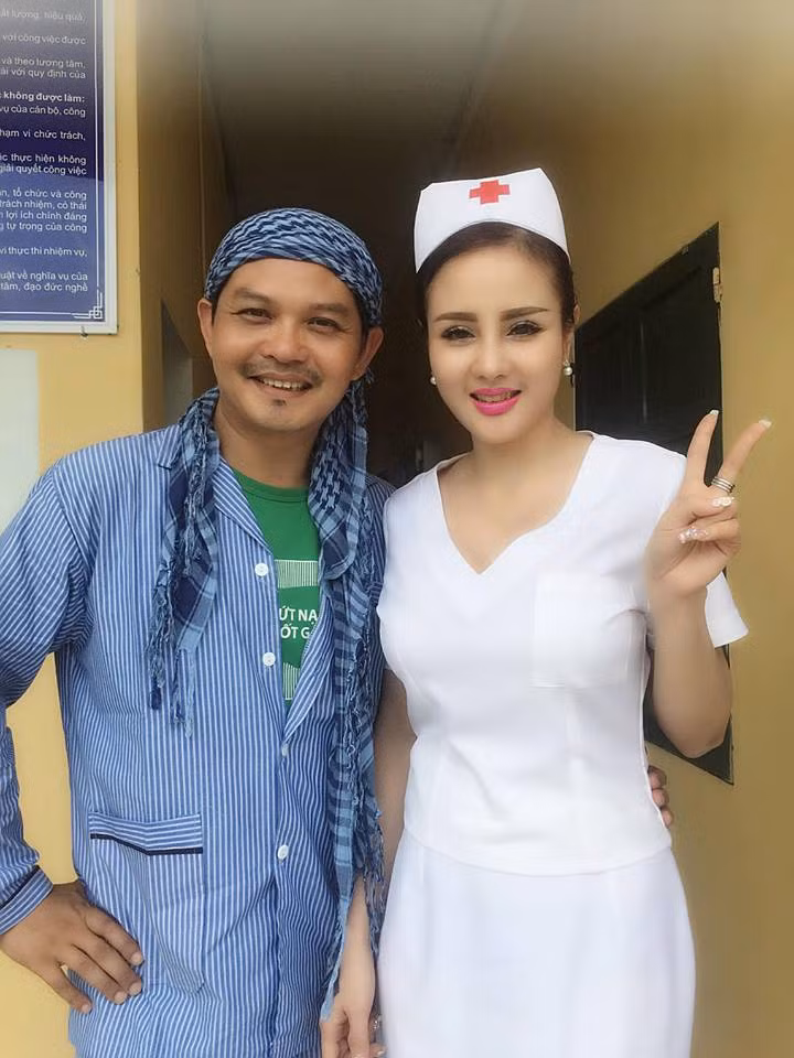 Trong dịp Tết vài năm gần đây, NSND Trung Hiếu thường cho ra mắt những bộ phim hài Tết hay có sự góp mặt, diễn xuất của các cô gái, người mẫu trẻ tuổi, nhận được không ít sự quan tâm của khán giả. Nên dựa vào "truyền thống" này, dân mạng biết được hai cô gái trẻ trong vai nữ y tá là những diễn viên, người mẫu nghiệp dư, may mắn có được cơ hội đảm nhận một vài vai diễn trong tác phẩm phim, hài Tết.