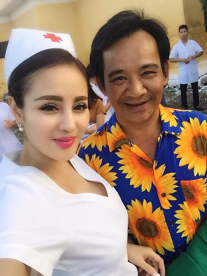 Ngoài tạo hình đặc biệt thì vẻ xinh đẹp, quyến rũ và đặc biệt là vóc dáng gợi cảm của hai cô gái hóa thân thành nữ y tá trong loạt ảnh hậu trường làm phim vừa qua đã khiến nhiều dân mạng tò mò. Và chỉ với một vài thao tác tìm kiếm đơn giản, các bạn trẻ, cư dân mạng Việt đã tìm ra được danh tính, nhiều thông tin thú vị về hai cô gái xinh như hot girl này.