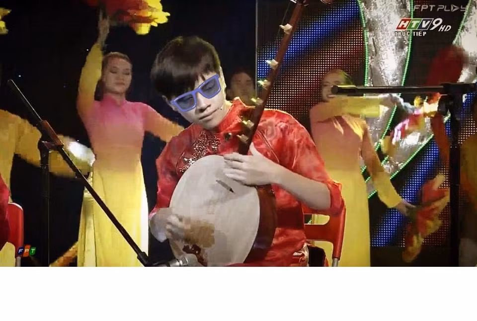 Về khía cạnh mạng xã hội, mùa hè 2016, Bá Hưng đã hợp tác với DJ Nguyễn Thái Hòa (Hòa Prox), cũng là một nhân tài trẻ tuổi cho ra đời bản nhạc mang tên "Wildlife" đến nay đã có hơn 1 triệu lượt xem trên Youtube. Ngoài ra, Bá Hưng cũng chính là người phối khí cho ca khúc "Thật bất ngờ" của ca sĩ Trúc Nhân và bài hát đã trở thành một hiện tượng thực sự trên mạng xã hội trong khoảng giữa năm 2016. Có thể thấy, Bá Hưng là một chàng trai trẻ "đa zi năng", giỏi và toàn diện trong nhiều lĩnh vực, môn nghệ thuật khác nhau.