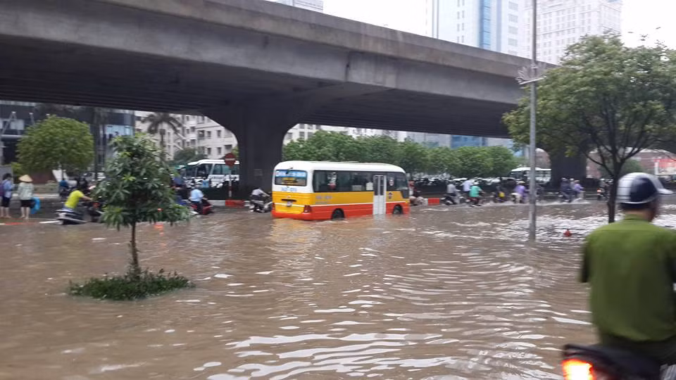 Khu vực gần tòa nhà Keangam sáng nay, không ít phương tiện chết máy. Nguồn ảnh: Otofun