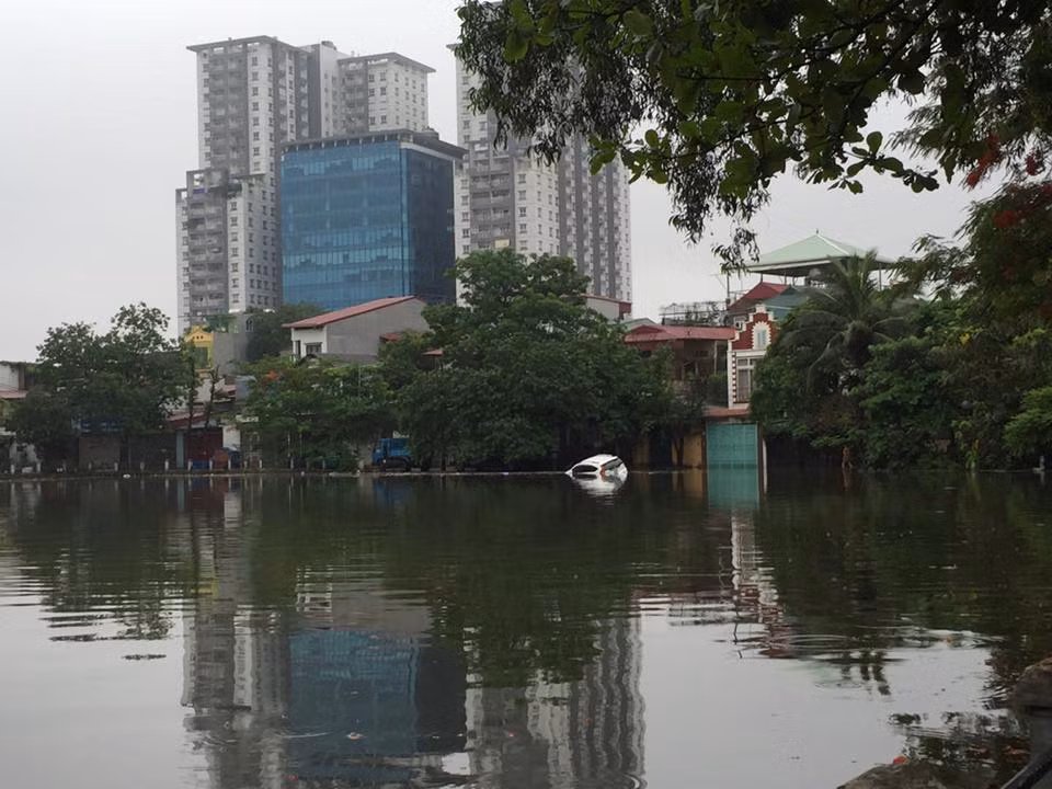Không thể phân biệt đâu là hồ, đâu là đường ở khu vực hồ Hoàng Cầu. Ảnh: Lê Quý/Otofun