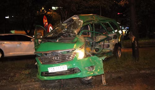 Tai xe chet tham trong chiec taxi bi xe container dam bep-Hinh-2