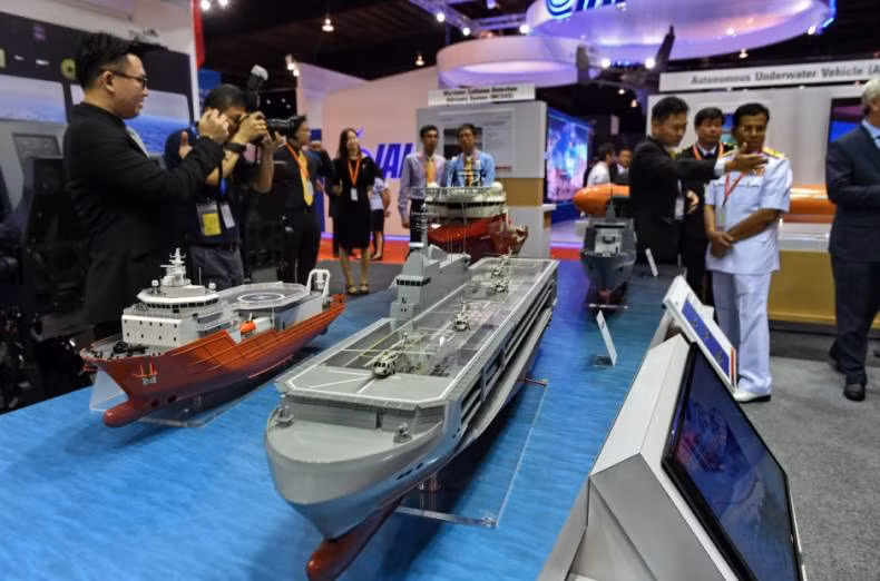 Mô hình tàu kéo cứu hộ, tàu đổ bộ chở trực thăng trưng bày tại triển lãm IMDEX 2015.