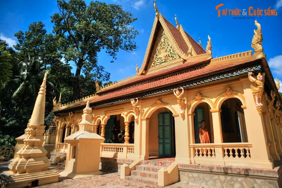  4. Chùa Âng. Nằm bên thắng cảnh ao Bà Om nổi tiếng của TP Trà Vinh, chùa Âng có tên Khmer là Angkorajaborey, có lịch sử hình thành từ khoảng năm 990. Kiến trúc của ngôi chùa nghìn tuổi này được coi là mẫu mực cho kiến trúc truyền thống Phật giáo Khmer.