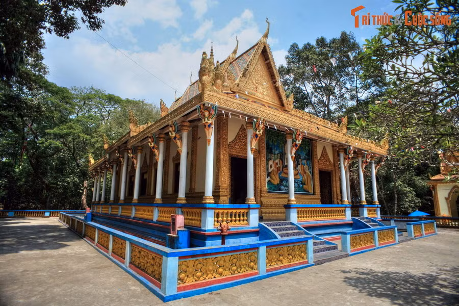  2. Chùa Dơi. Nằm ở phường 3 của TP Sóc Trăng, chùa Dơi còn được gọi là chùa Mã Tộc hay chùa Mahatup, được khởi dựng vào năm 1569. Chùa mang kiến trúc Khmer cổ, nằm giữa khu vườn rợp bóng cây, nổi tiếng là nơi trú ngụ của nhiều con dơi quạ khổng lồ.