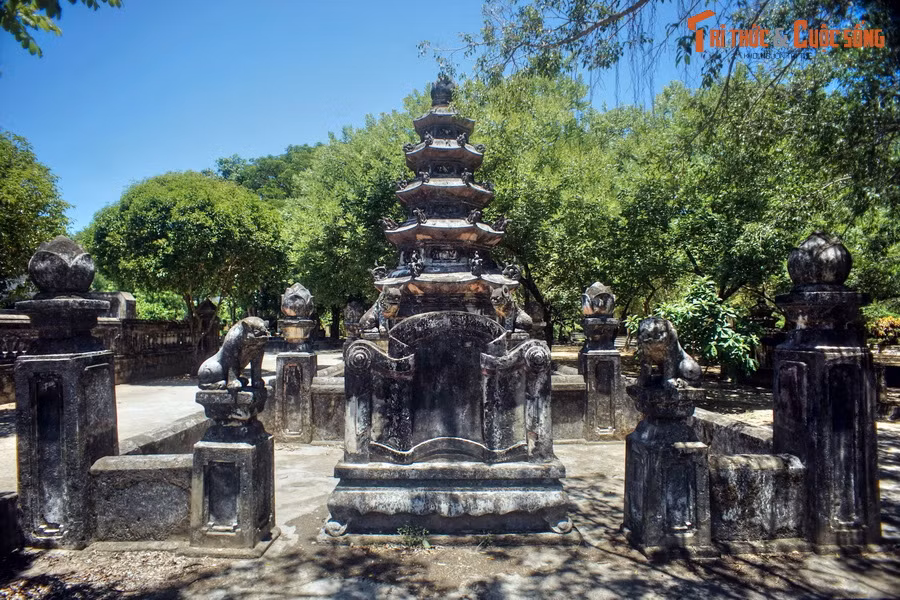 Khu vườn có tổng cộng 24 bảo tháp lớn nhỏ, là nơi lưu giữ nhục thân của các vị trụ trì và chư tôn tá túc trong chùa. Các tòa tháp này được xây dựng từ thế kỷ 19 đến đầu thế kỷ 20, mang kiến trúc khá tương đồng với các mộ tháp ở chùa Thiên Ấn.