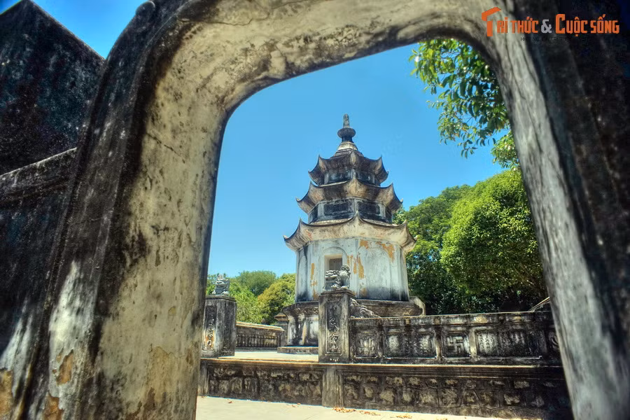 Trong vườn tháp có một tòa tháp trắng tinh mà mọi người quen gọi là Tháp Trắng. Tòa tháp này gắn với một truyền thuyết được lưu truyền từ xa xưa về tấm lòng trong sáng của sư Liễu Triệt - vị trụ trì đời thứ hai của chùa.