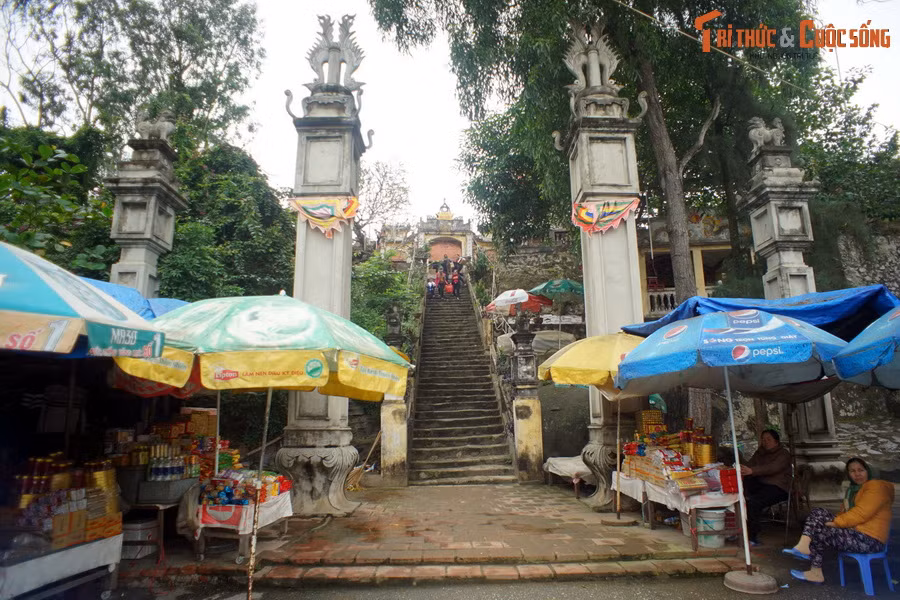 1. Tọa lạc trên đỉnh núi Cổ Giải thuộc dãy núi Trường Lệ, đền Độc Cước có lịch sử hình thành từ thời Trần, là ngôi đền thiêng nổi tiếng nhất vùng đất Sầm Sơn.