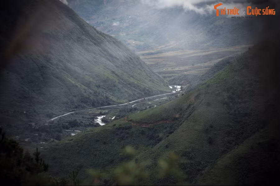 Tương truyền, chàng Ô Quy Hồ vốn là con trai Thần Núi. Vì say mê cảnh sắc nhân gian, chàng không nối nghiệp cha nên bị gia tộc khước từ, phải chấp nhận thân phận người phàm.