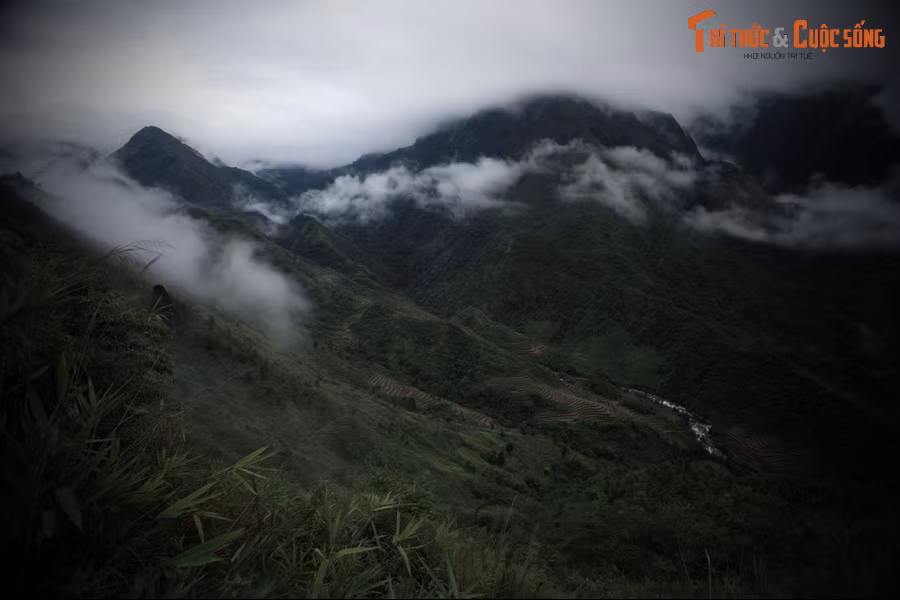 Đằng sau khung cảnh gây choáng ngợp của con đèo nổi tiếng này là một truyền thuyết được kể lại qua nhiều đời về mối tình buồn thảm giữa chàng trai Ô Quy Hồ và con gái Ngọc Hoàng Thượng Đế.