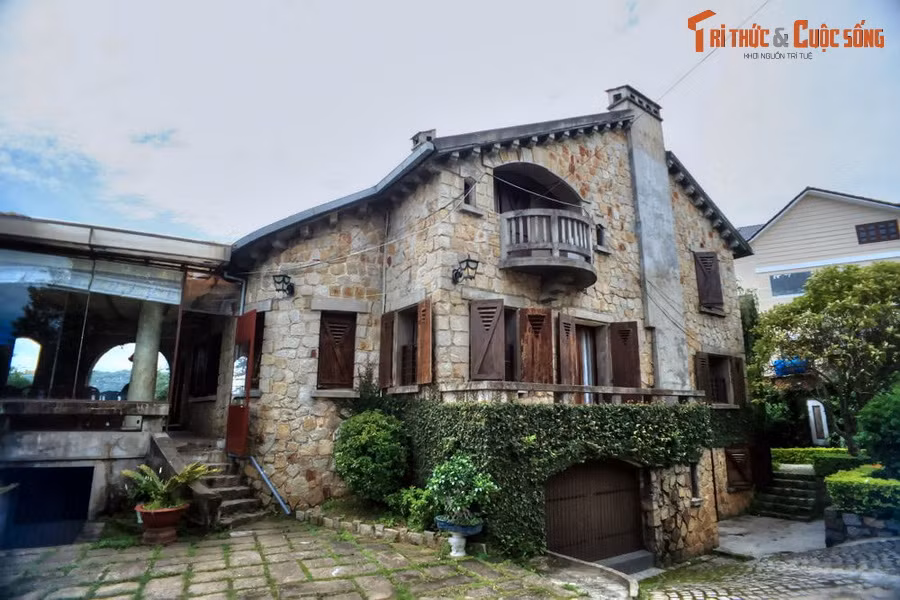 Công trình vốn thuộc sở hữu của một quan chức Pháp. Năm 1950, khi mới về nước để làm Quốc trưởng, vua Bảo Đại đã mua lại tòa nhà này để tặng cho thứ phi Phi Ánh - một nhân tình của ông. Từ đó, biệt thự đá còn có tên gọi là “biệt thự Phi Ánh”.