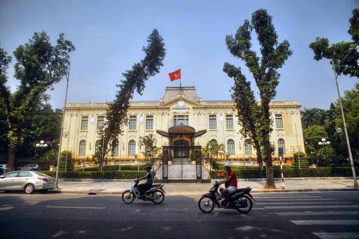 3. Sáng sớm ngày 10/10/1954, Ủy ban Quân chính thành phố và các đơn vị quân đội ta chia làm nhiều cánh lớn mở cuộc hành quân vào Hà Nội. Các trụ sở công quyền, công trình lợi ích công cộng, xí nghiệp, bệnh viện, trường học... nằm dưới sự kiểm soát của thực dân Pháp cũng được lực lượng ta tiếp quản thành công, trong đó có địa điểm mang giá trị biểu tượng là phủ Thủ hiến Bắc Việt - Bắc Bộ phủ cũ. Công trình này là nơi đã chứng kiến trận đánh khốc liệt nhất của cuộc Toàn quốc kháng chiến mùa đông năm 1946. Tại đây, từ đêm 19/12 đến chiều 20/12/1946, các chiến sĩ Vệ quốc đoàn đã chiến đấu anh dũng để bảo vệ tòa nhà.