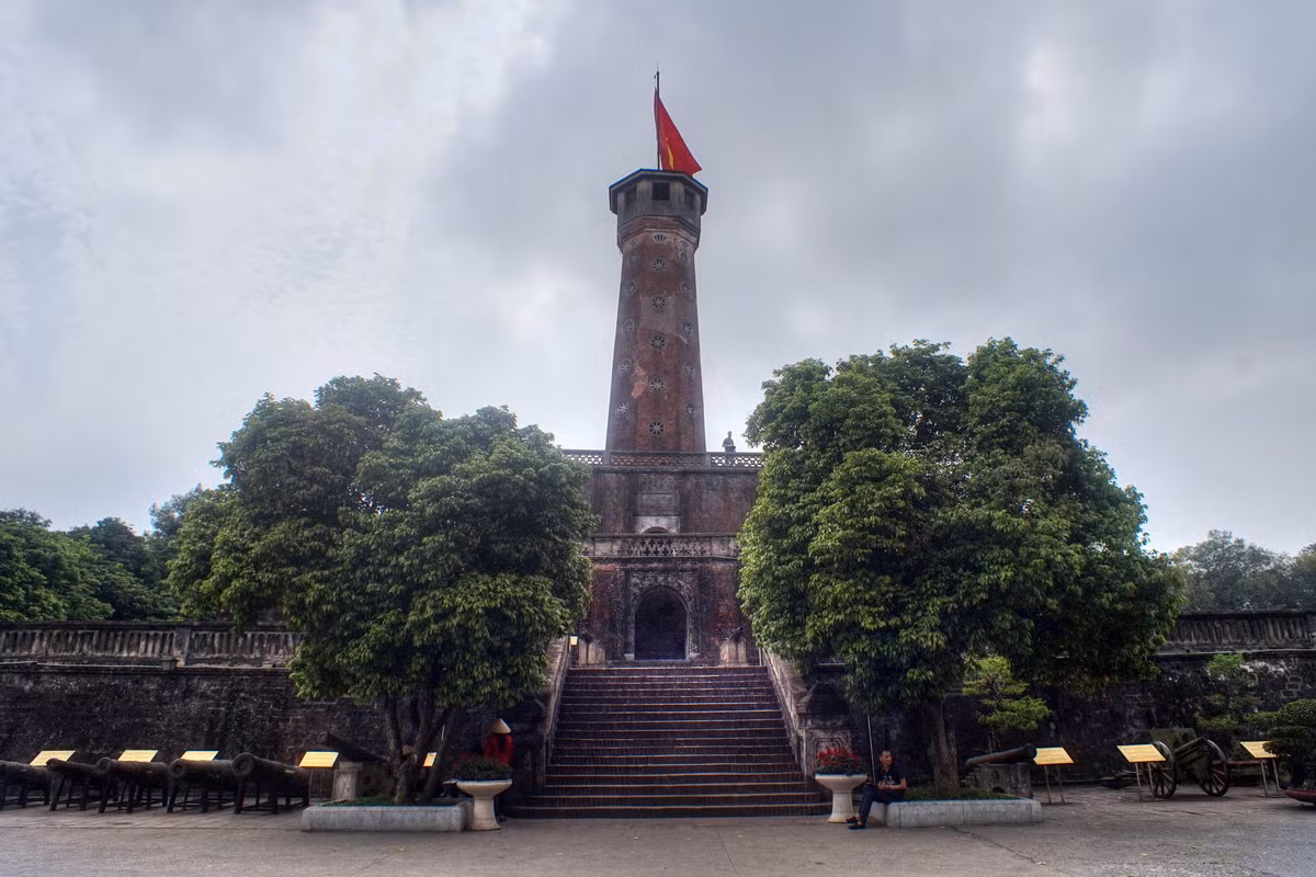 9. Vào hồi 15 giờ ngày 10/10/1954, hàng vạn nhân dân thủ đô Hà Nội tề tựu tại Cột cờ Hà Nội để dự lễ thượng cờ do Ủy ban Quân chính thành phố tổ chức. Sau 9 năm, lá cờ đỏ sao vàng lại kiêu hãnh tung bay ở nơi đây. Tại buổi lễ chào cờ lịch sử cở Cột cờ Hà Nội, Chủ tịch Ủy ban Quân chính Vương Thừa Vũ đã đọc lời kêu gọi của Chủ tịch Hồ Chí Minh gửi đồng bào Thủ đô nhân ngày giải phóng. Ngày nay Cột cờ Hà Nội là một công trình quan trọng trong Di sản văn hóa thế giới Hoàng thành Thăng Long.