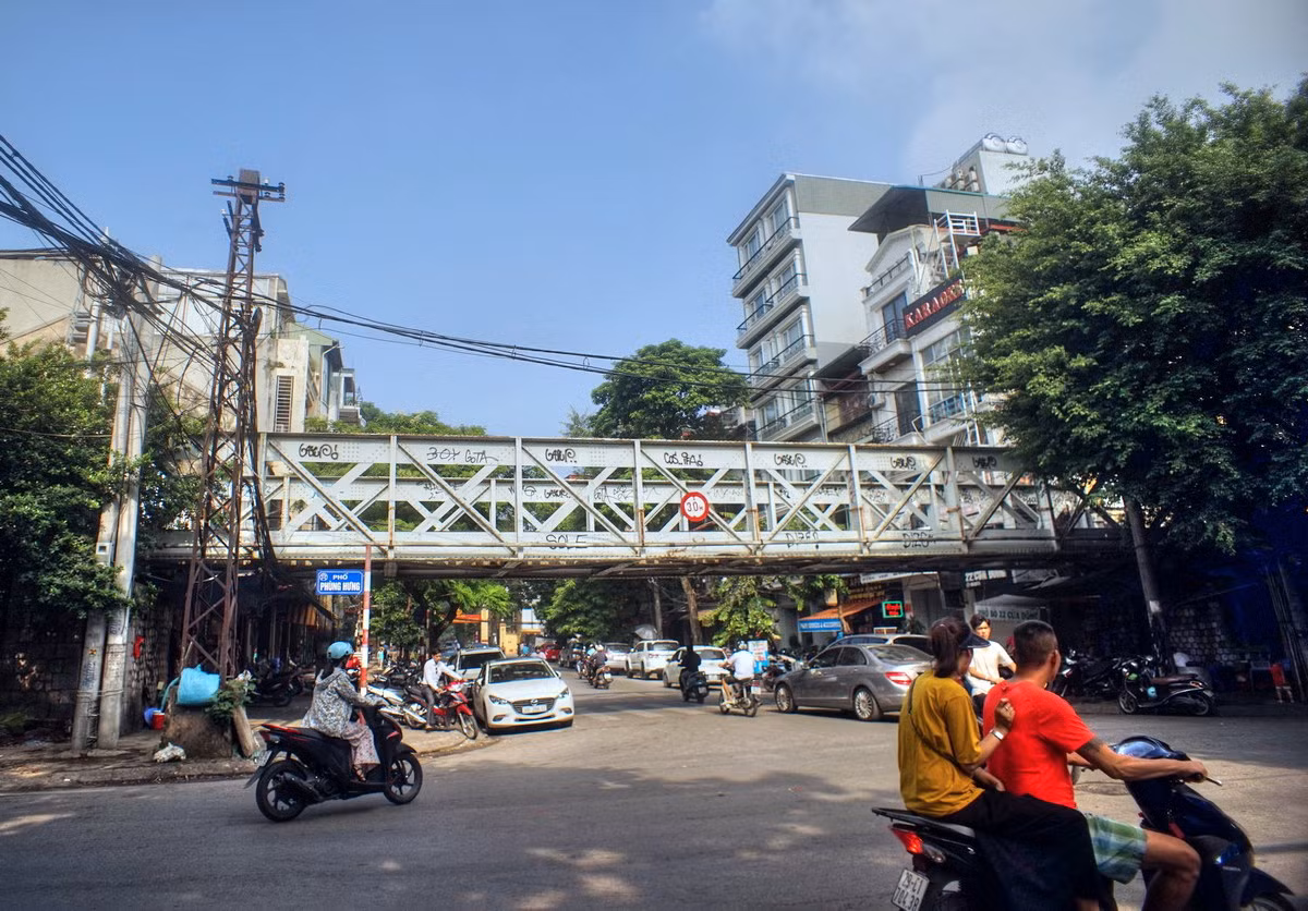 6. Vào 9h45, cánh quân phía Tây đã đi qua Cửa Đông để vào đóng trong Thành cổ Hà Nội.