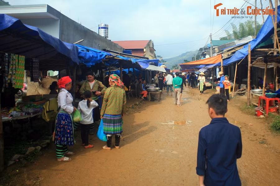 Phụ nữ của mỗi dân tộc lại diện một bộ áo váy mang sắc màu đặc trưng riêng, tạo nên bức tranh sinh động cho phiên chợ miền cao.