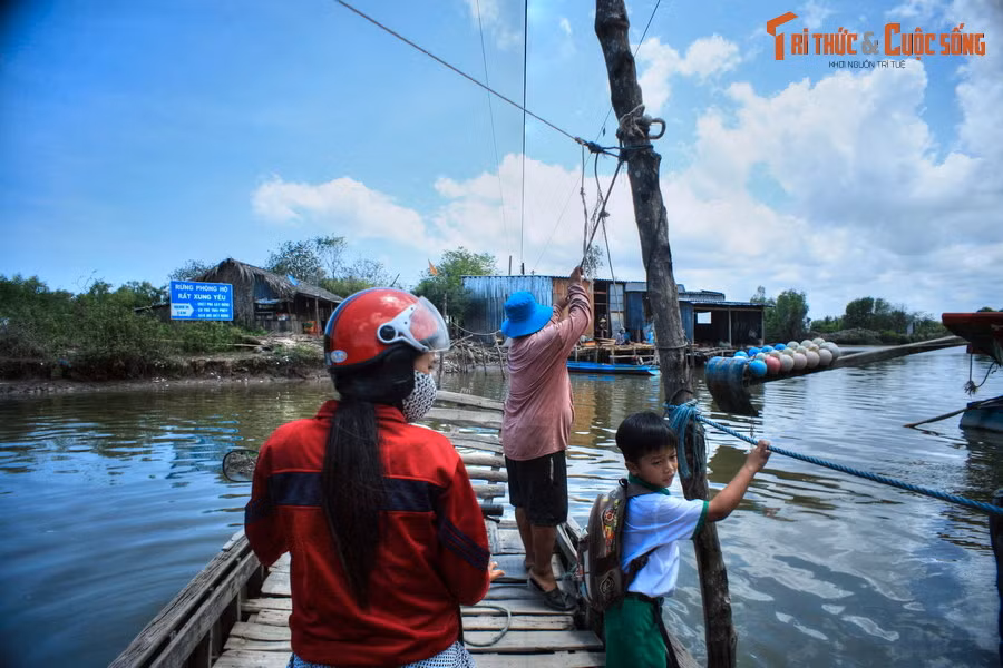 Người đứng trên phà sẽ dùng tay kéo dây cáp chăng qua hai bờ kênh rạch để làm phà di chuyển. Với phà lớn, chở được nhiều người và xe cộ, phí qua phà tầm vài ngàn đồng cho một lượt khách qua lại. Cũng có những phà nhỏ mà ai cần dùng thì tự sử dụng.